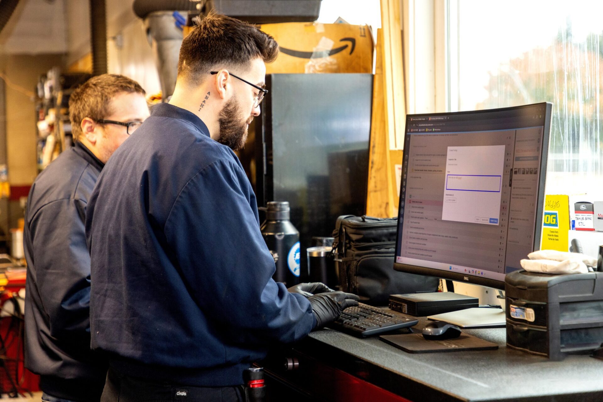 Car Mechanics Use Advanced Diagnostics Car Mechanics Use Advanced Diagnostics